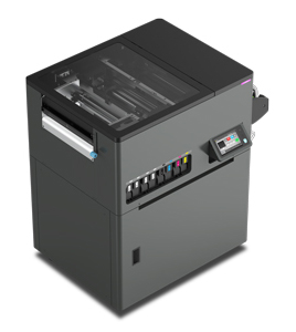 Compact format, big potential – the RICOH XTF D430 in cube design RICOH XTF D430 in cube-shaped housing with transparent lid, flatbed and touchscreen – compact DTF printer for transfer formats up to 40 × 50 cm