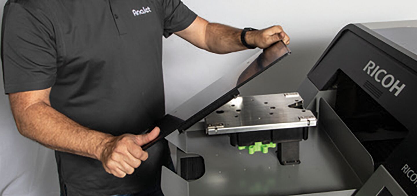 Shirt wird auf die Druckplatte des RICOH Ri 1000X gelegt