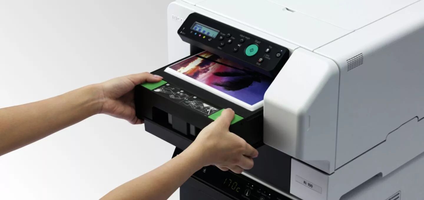Textil wird in den RICOH Ri 100 eingelegt