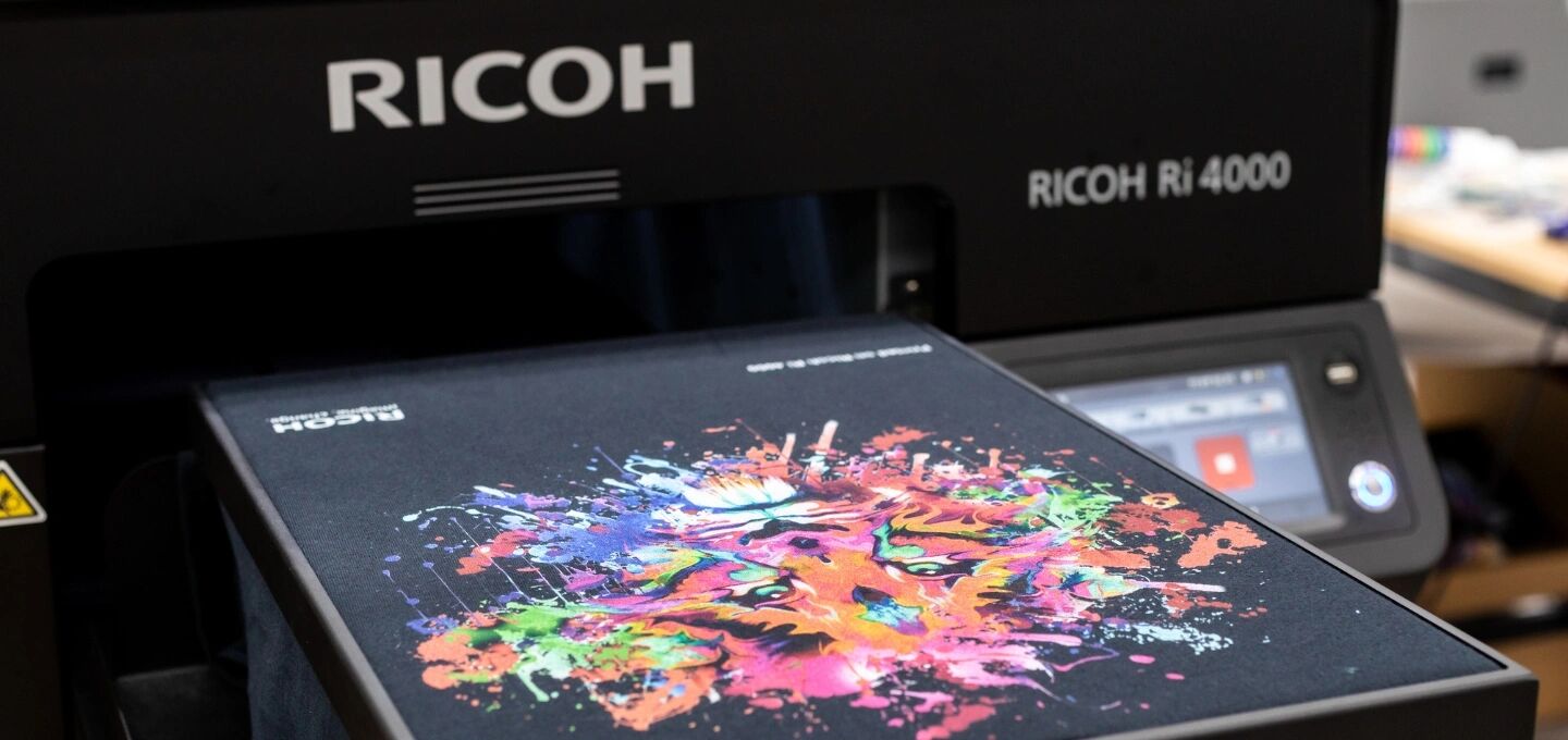 Farbenfroher Druck auf der Platte des RICOH Ri 4000